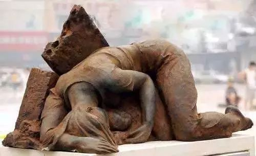 河南暴雨，她把女兒高高舉起：如果你還活著，一定要記得我愛你！